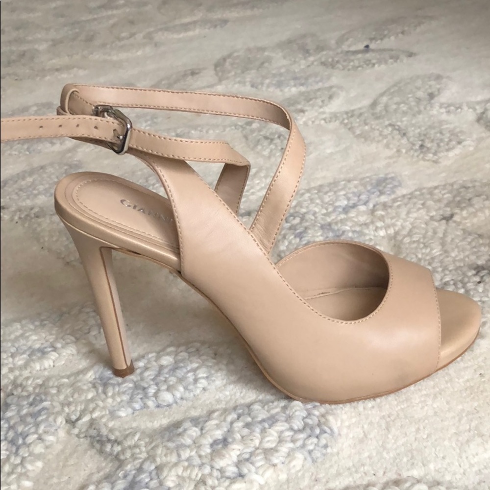 Women’s classic heels nude Gianni Bini size 7